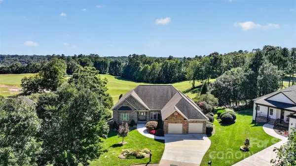 76 Divot CT, Hickory, NC 28601