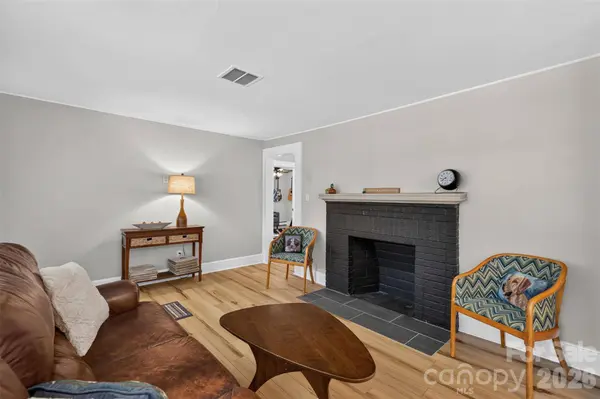 400 7th Avenue PL NW, Hickory, NC 28601
