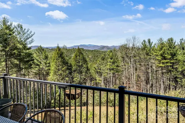 5346 Oak Crest LN, Lenoir, NC 28645
