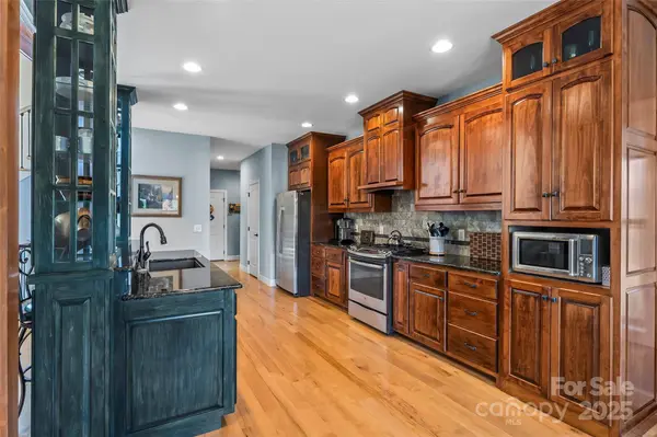 5346 Oak Crest LN, Lenoir, NC 28645