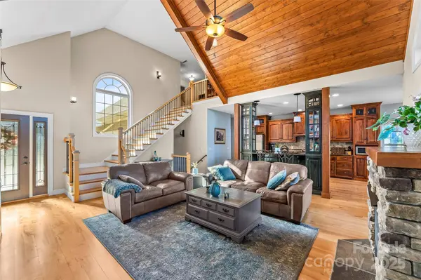 5346 Oak Crest LN, Lenoir, NC 28645