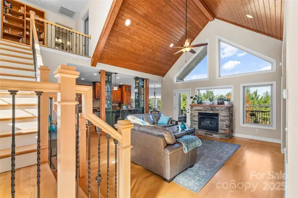 5346 Oak Crest LN, Lenoir, NC 28645