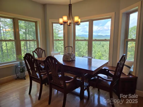 5346 Oak Crest LN, Lenoir, NC 28645