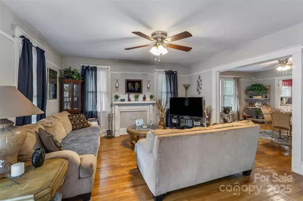 713 3RD ST SE, Hickory, NC 28602