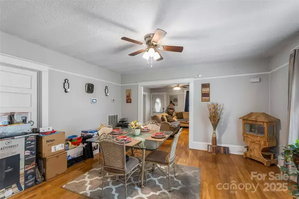 713 3RD ST SE, Hickory, NC 28602