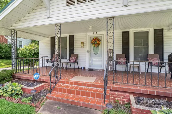 713 3RD ST SE, Hickory, NC 28602
