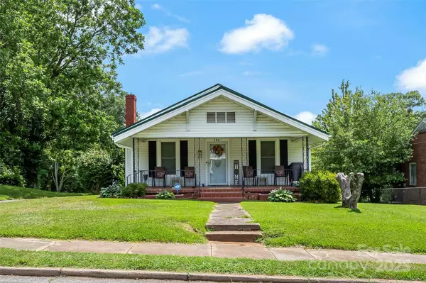 713 3RD ST SE, Hickory, NC 28602