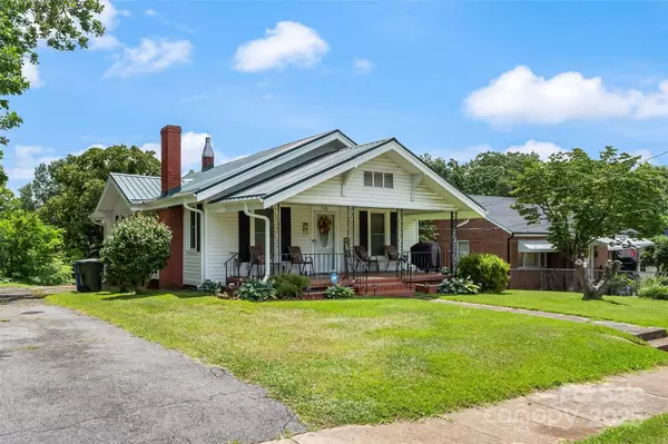 713 3RD ST SE, Hickory, NC 28602