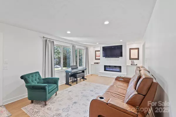 5703 Valley Field RD SE, Hickory, NC 28602