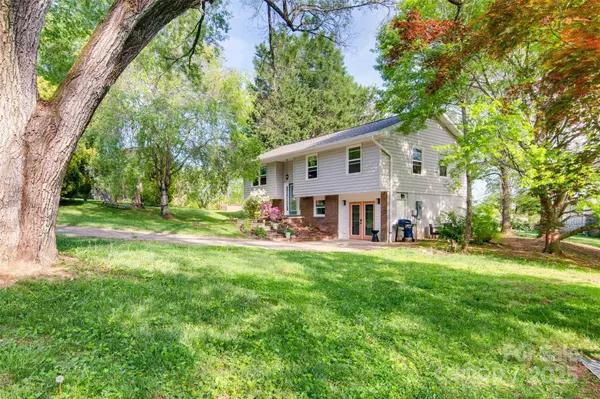 7 Guinevere CT, Asheville, NC 28806