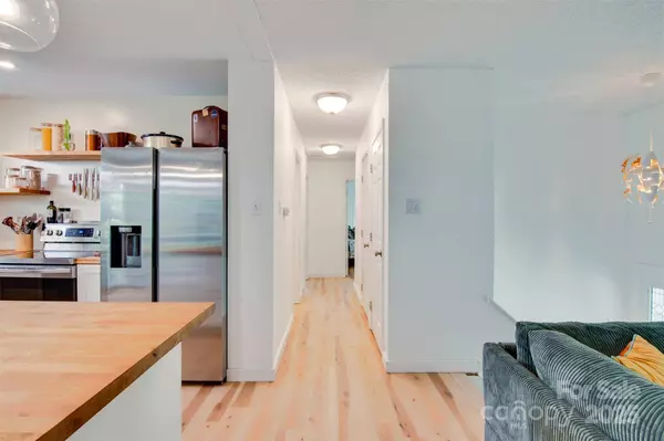 7 Guinevere CT, Asheville, NC 28806