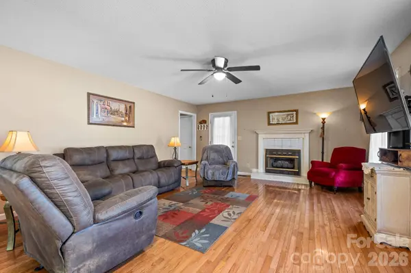 3956 Den DR, Hickory, NC 28602