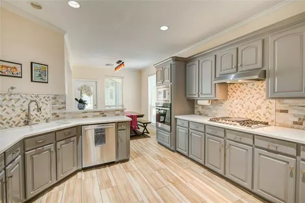 218 Moss Rose LN, Lake Jackson, TX 77566