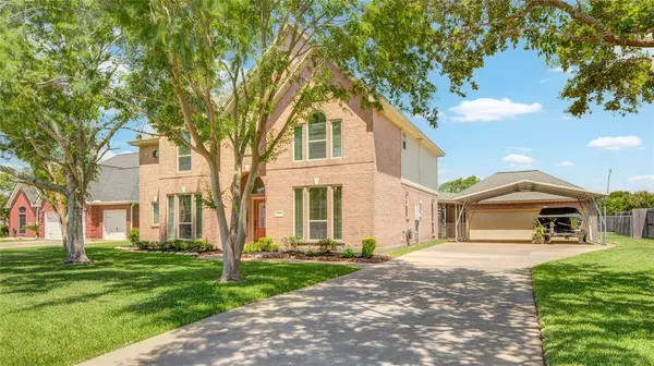 218 Moss Rose LN, Lake Jackson, TX 77566