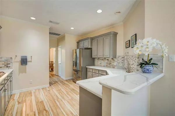 218 Moss Rose LN, Lake Jackson, TX 77566