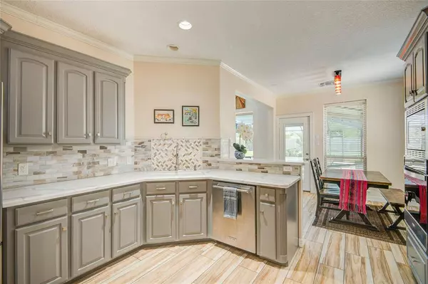 218 Moss Rose LN, Lake Jackson, TX 77566