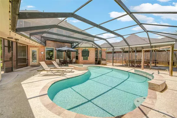 218 Moss Rose LN, Lake Jackson, TX 77566