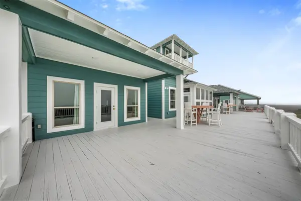 696 Villa DR, Crystal Beach, TX 77650