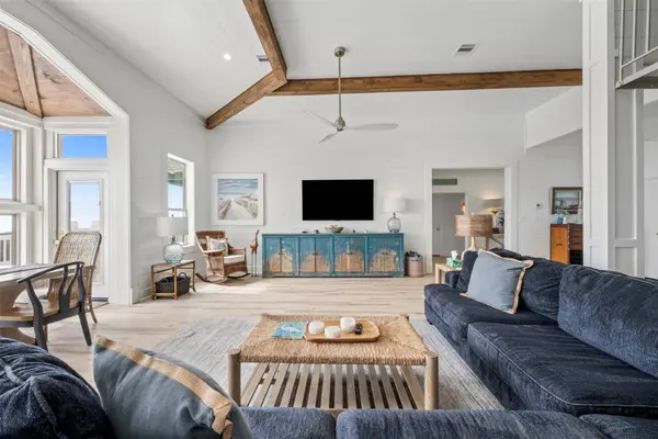 696 Villa DR, Crystal Beach, TX 77650