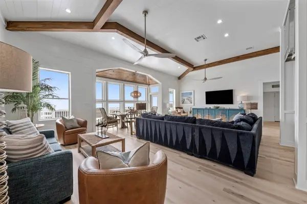 696 Villa DR, Crystal Beach, TX 77650
