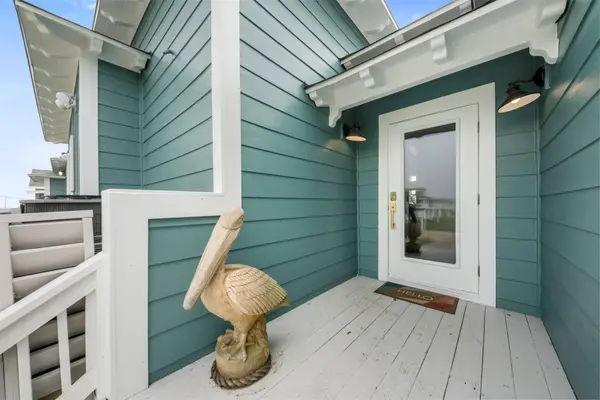 696 Villa DR, Crystal Beach, TX 77650