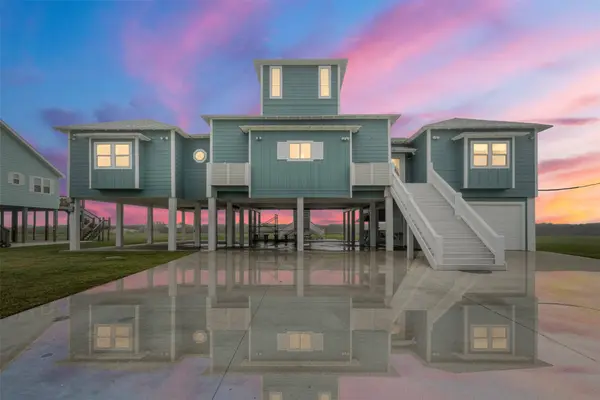 696 Villa DR, Crystal Beach, TX 77650