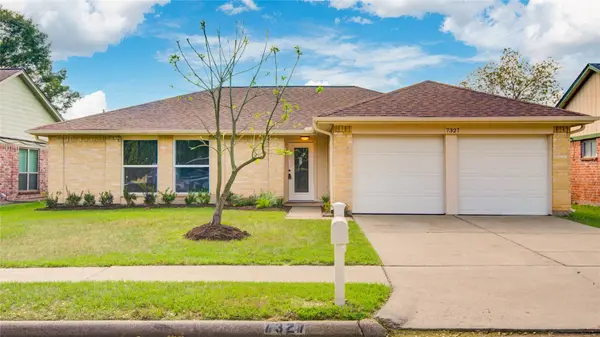 7327 Sunlight LN, Houston, TX 77095