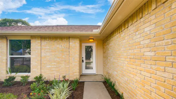 7327 Sunlight LN, Houston, TX 77095