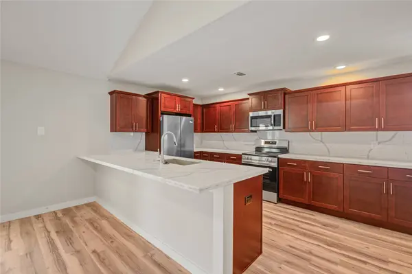 7327 Sunlight LN, Houston, TX 77095