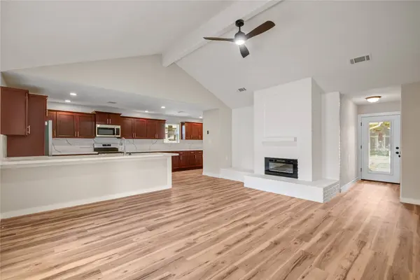 7327 Sunlight LN, Houston, TX 77095