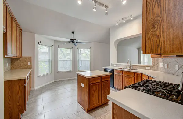 10004 Chestnut Creek WAY, Pearland, TX 77584