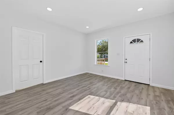 301 E 3rd ST E, Sweeny, TX 77480