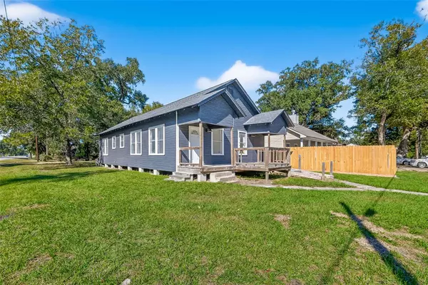 301 E 3rd ST E, Sweeny, TX 77480