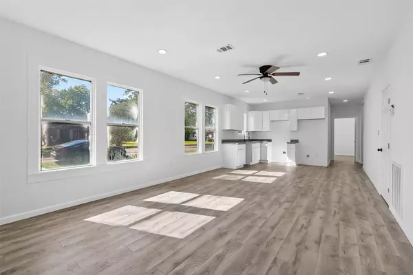 301 E 3rd ST E, Sweeny, TX 77480