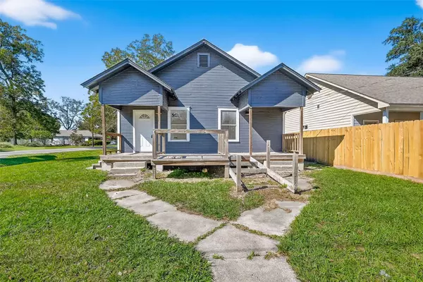 301 E 3rd ST E, Sweeny, TX 77480