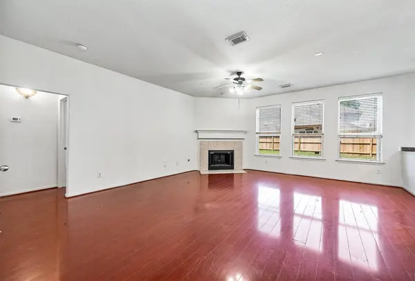 2032 Creek Shore LN, Pearland, TX 77581