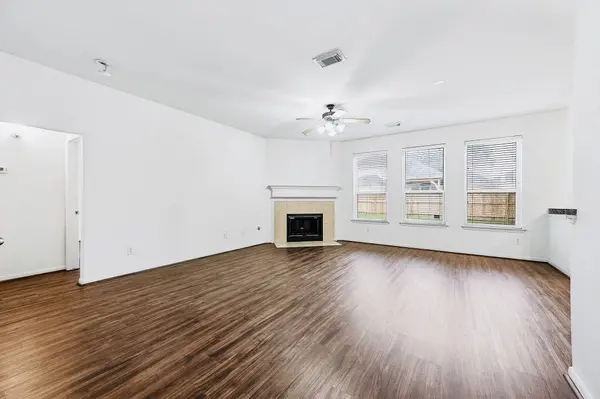 2032 Creek Shore LN, Pearland, TX 77581