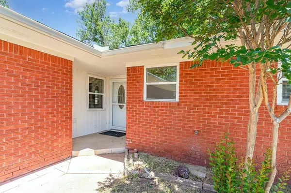 706 Redwood DR, Noble, OK 73068