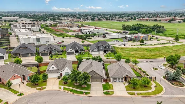 17912 Marron DR, Edmond, OK 73012