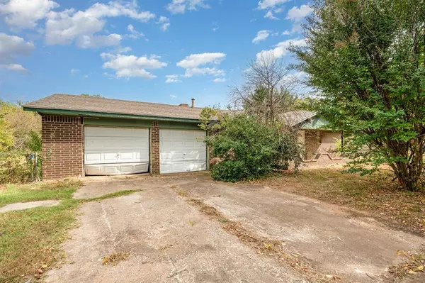 2100 Oakhollow DR, Newcastle, OK 73065