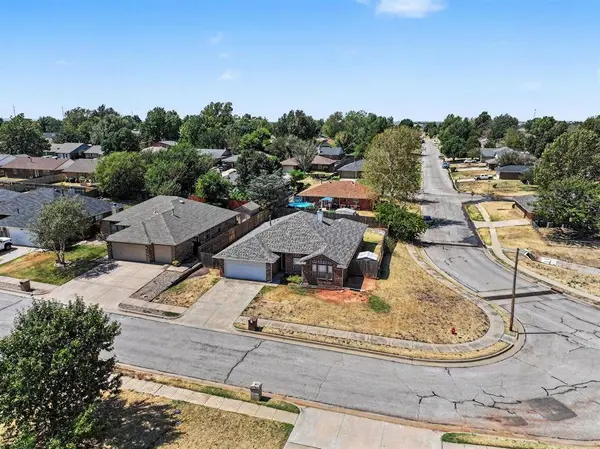 8213 Aaron DR, Oklahoma City, OK 73132