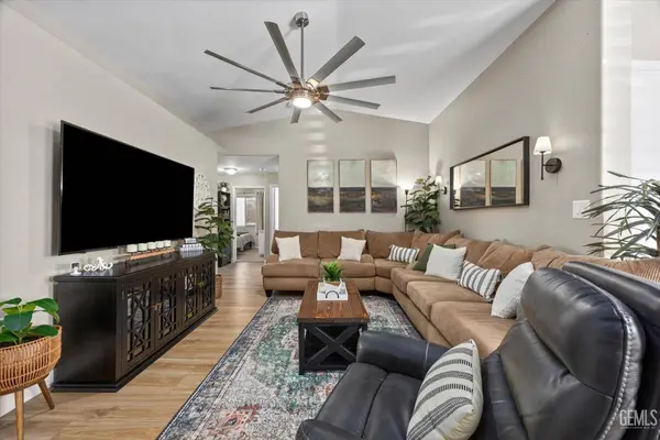 329 W Pilot Avenue, Bakersfield, CA 93308