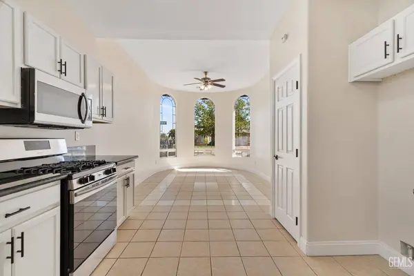 202 Sunny Meadow Drive, Bakersfield, CA 93308