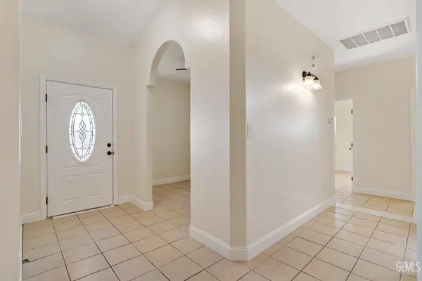 202 Sunny Meadow Drive, Bakersfield, CA 93308