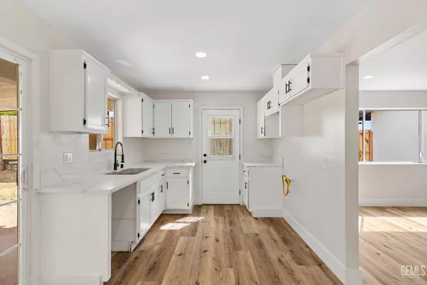 7100 Sunnyridge Avenue, Bakersfield, CA 93306