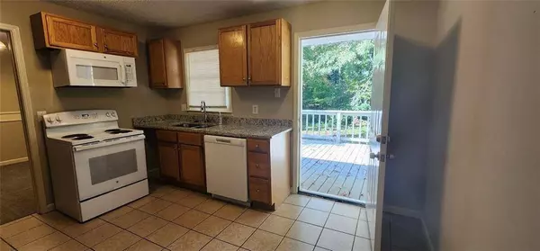 4678 N Springs LN NW, Kennesaw, GA 30144