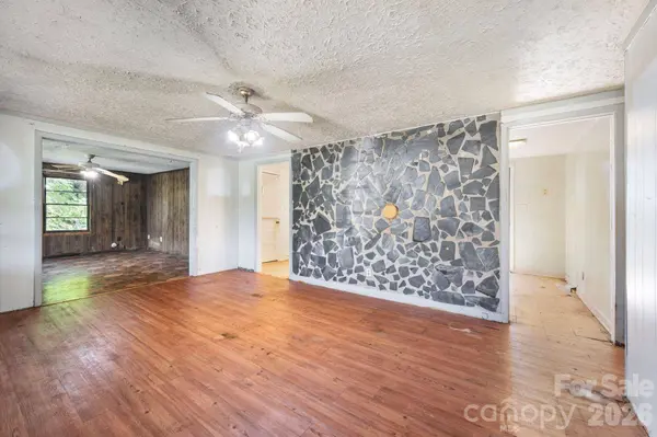 86 Sterling DR, Mills River, NC 28759