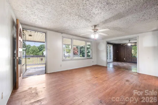 86 Sterling DR, Mills River, NC 28759