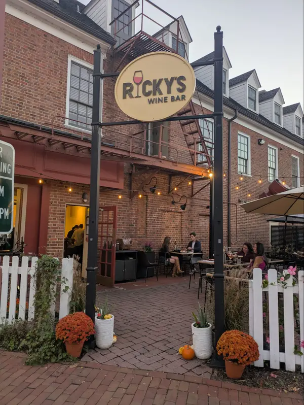 feature image of Ricky’s Wine Bar: A Dog-Friendly Gem in Colonial Williamsburg