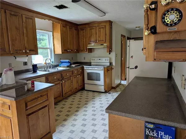 367 Sandy Point RD, West Point, VA 23181